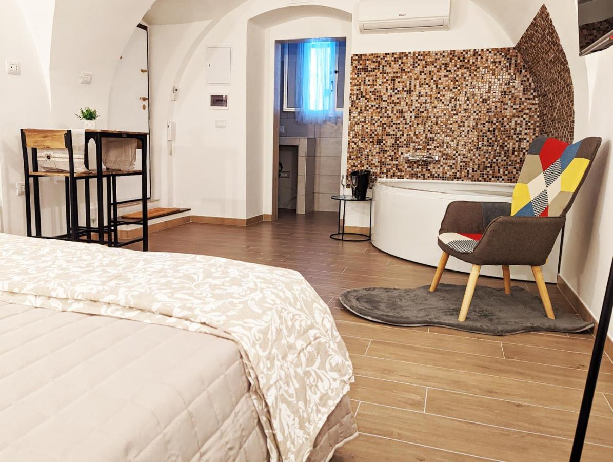 Ravi Romantic Jacuzzi Suite Bari Exterior photo